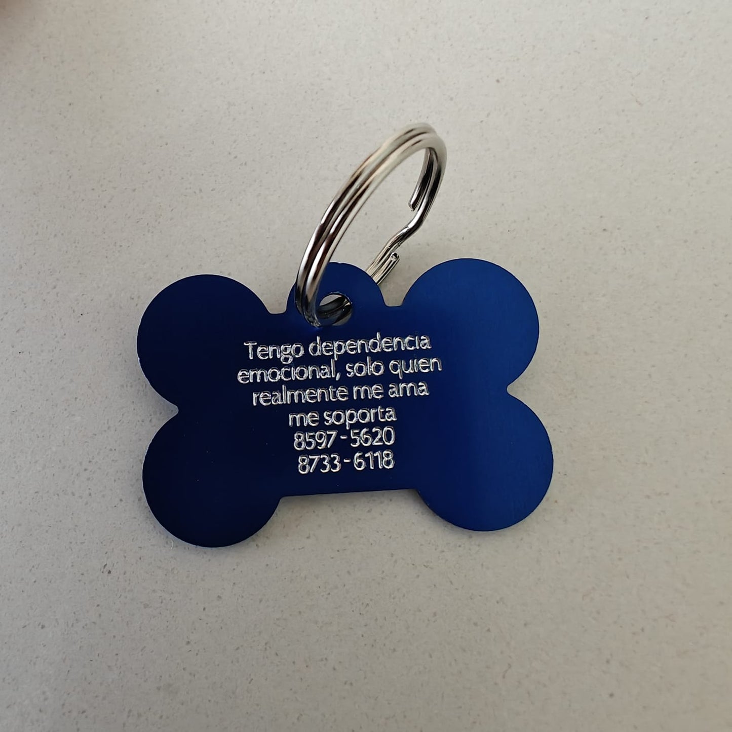 🦴 Placa metálica huesito – reversible y personalizada
